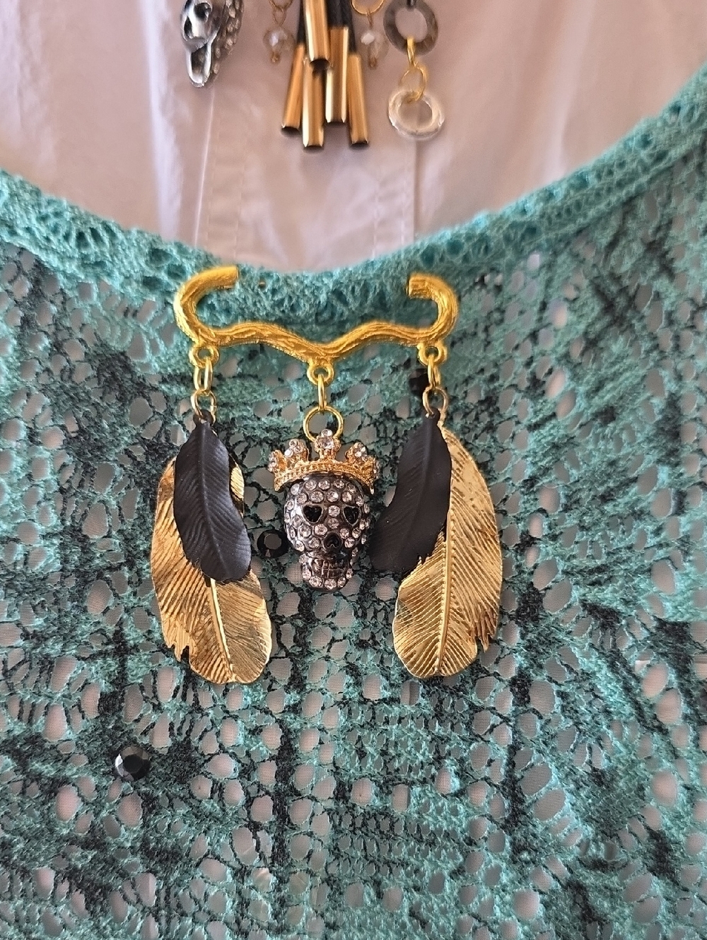 Artisian Gold and Black Skull Brooch - Picture 5 of 8